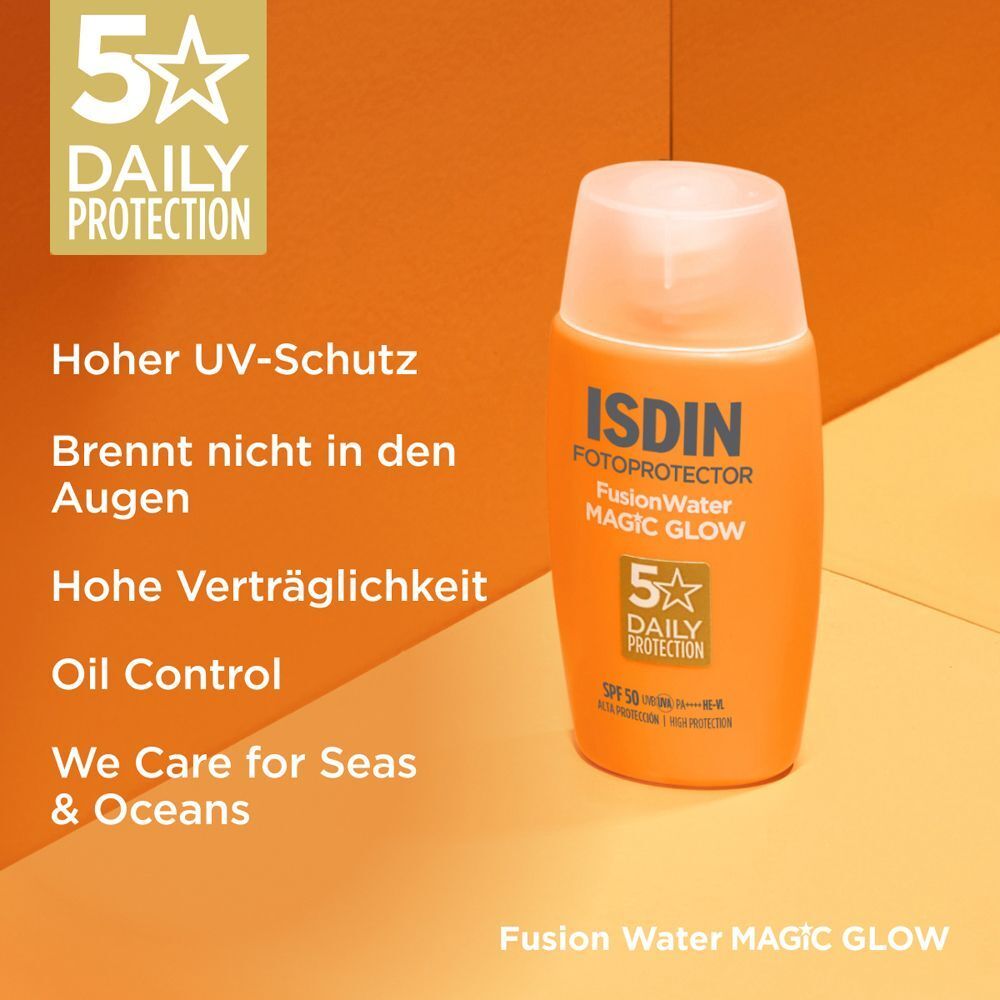 Orangefarbene Flasche ISDIN Fotoprotector FusionWater MAGIC Glow LSF 50. Text: Hoher UV-Schutz, brennt nicht in den Augen, Oil Control.
