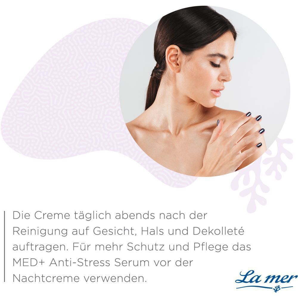Frau berührt Schulter. Aufschrift: La mer MED+ Anti-Stress. Text: Creme abends auf Gesicht, Hals und Dekolleté auftragen. Für mehr Schutz Serum verwenden.