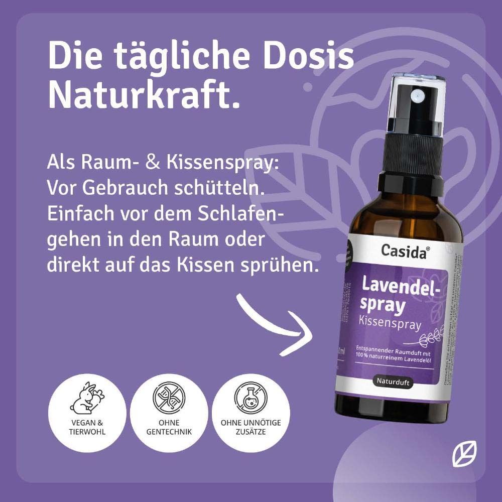 Eine braune Sprühflasche mit schwarzem Sprühkopf. Auf dem Etikett steht "Casida Lavendelspray Kissenspray". Text: "Die tägliche Dosis Naturkraft".