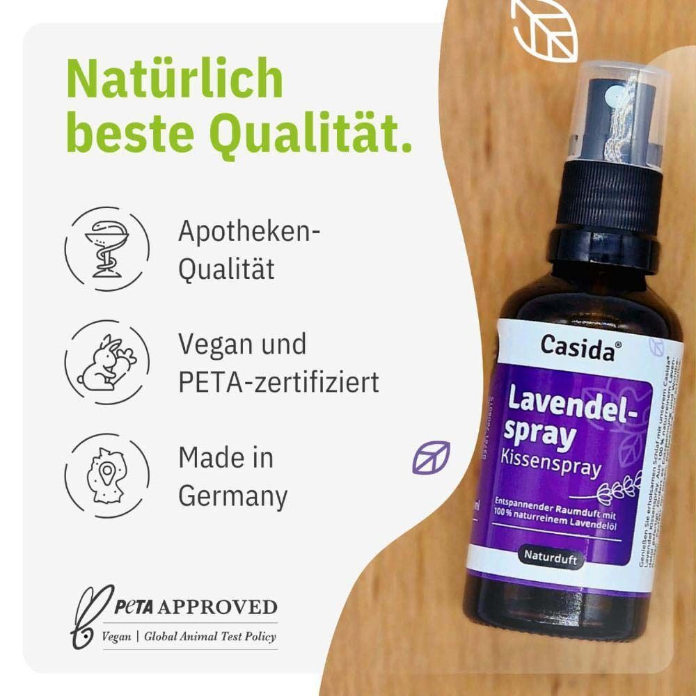Braune Sprühflasche mit schwarzem Sprühkopf. Auf dem Etikett steht "Casida Lavendelspray Kissenspray". Text: "Natürlich beste Qualität". PETA-Zertifizierung.