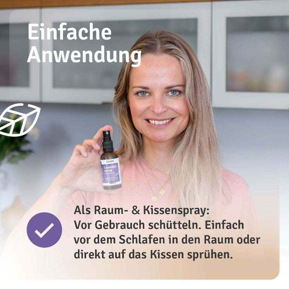 Frau hält eine braune Sprühflasche mit schwarzem Sprühkopf. Auf dem Etikett steht "Casida Lavendelspray Kissenspray".