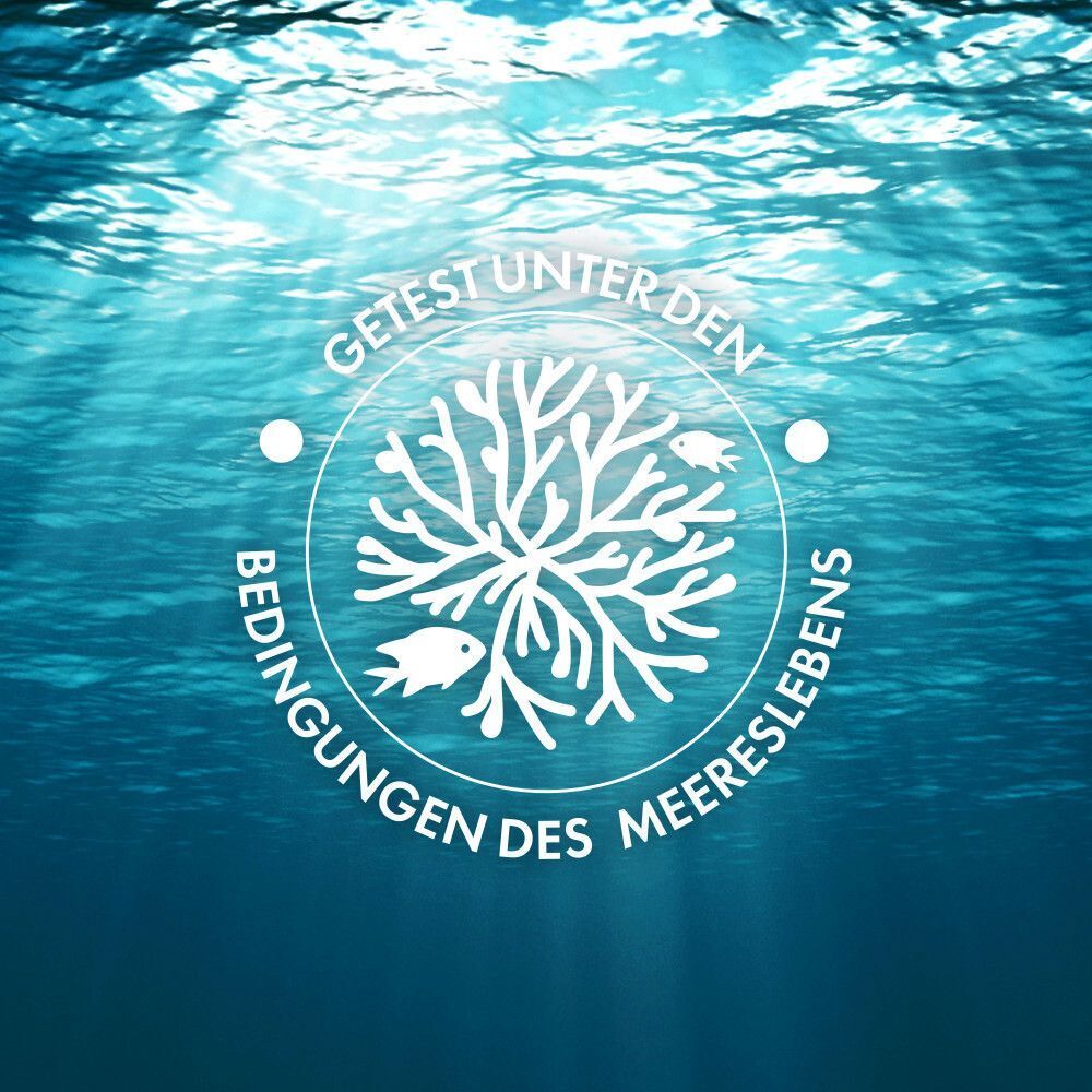 Unterwasseraufnahme mit Korallen und Fischen. Text: Getestet unter den Bedingungen des Meereslebens.