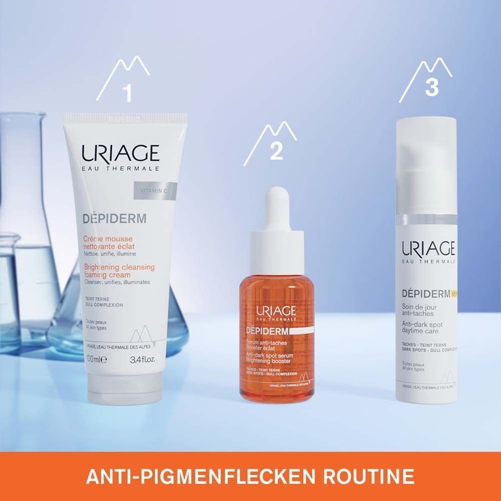 Drei Produkte: Uriage Dépiderm Creme, Serum und Spot-Serum. Anti-Pigmentflecken Routine. Produkte stehen nebeneinander.