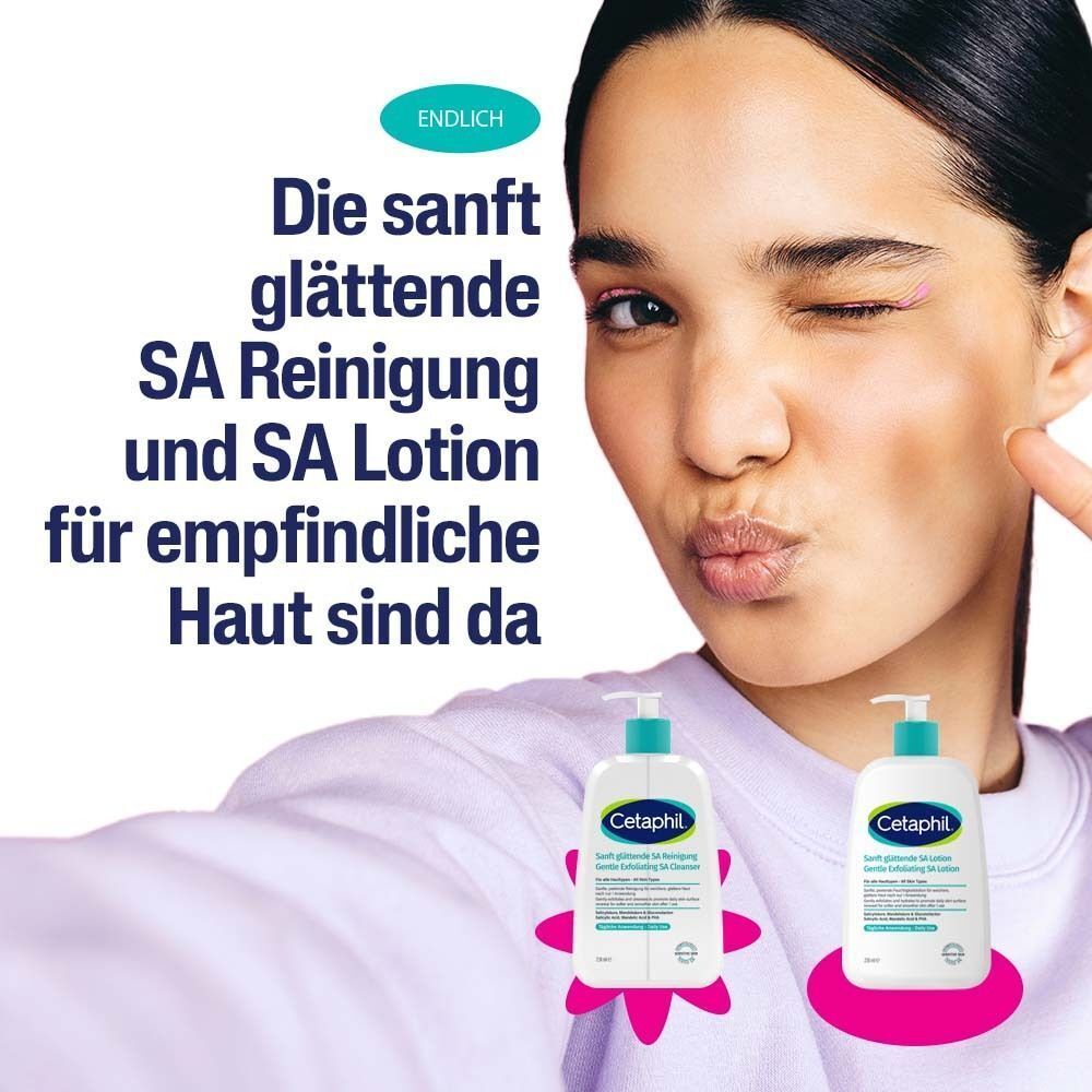 Frau zwinkert. Zwei Flaschen Cetaphil SA Lotion auf rosa Podesten. Text: Die sanft glättende SA Reinigung und SA Lotion.