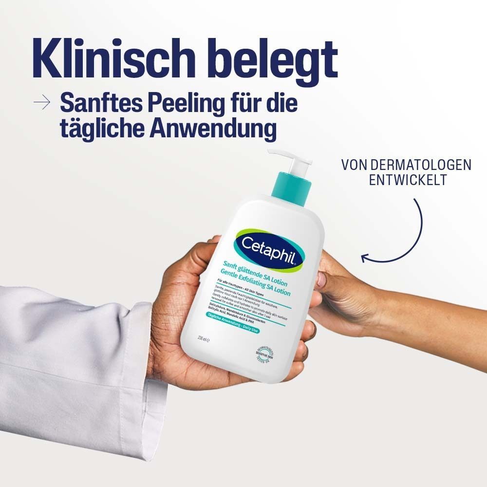 Hände halten eine Flasche Cetaphil SA Lotion. Text: Sanftes Peeling für die tägliche Anwendung. Von Dermatologen entwickelt.