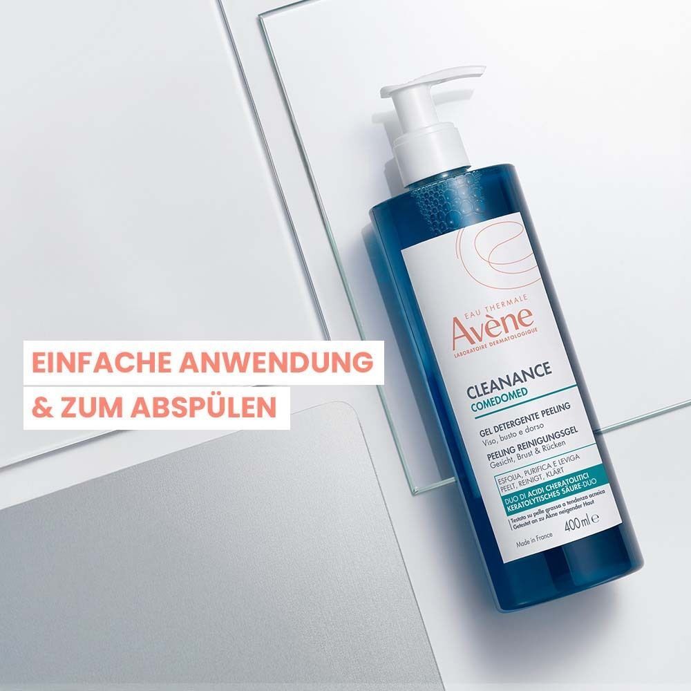 AVENE Cleanance Comedomed Peeling Reinigungsgel. Blaue Flüssigkeit in transparenter Flasche mit Pumpverschluss. Text: Einfache Anwendung & zum Abspülen.
