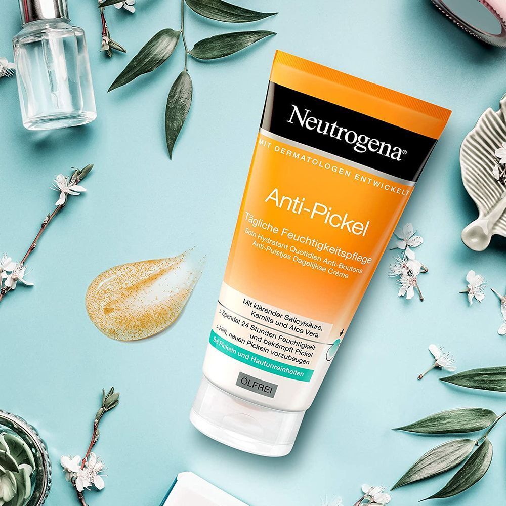NEUTROGENA Anti-Pickel Creme auf blauem Untergrund. Tube, Produktname, Text, und Inhaltsstoffe.
