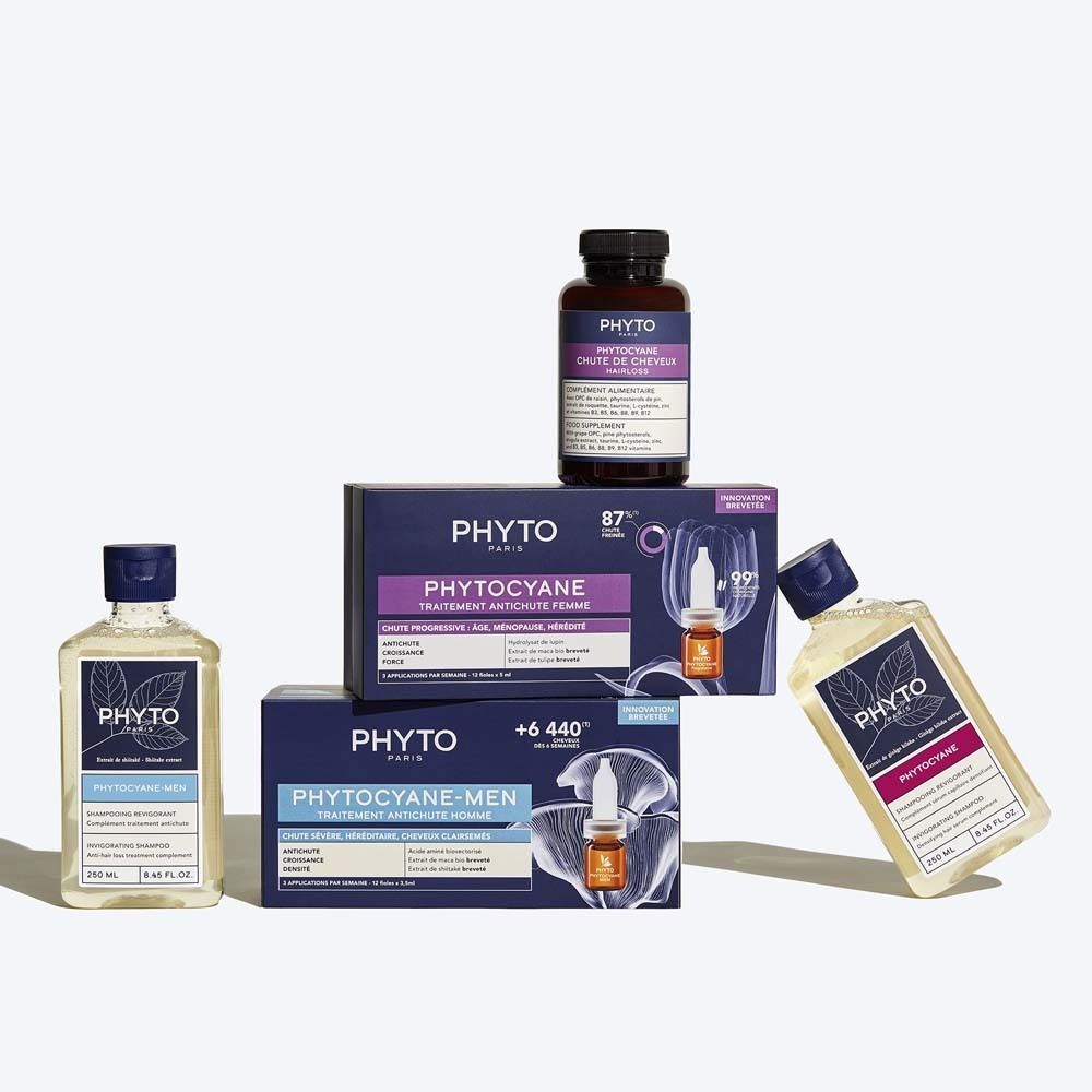 Produkt-Set mit Shampoo-Flaschen, Tabletten und Schachteln. Aufschrift: PHYTOCYANE, Anti-Haarausfall. Verschiedene Produkte.