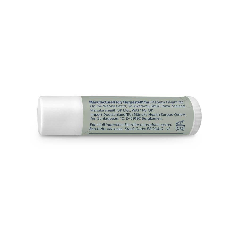 Lippenbalsam-Stift. Herstellerinformationen und Chargennummer auf dem Stift.
