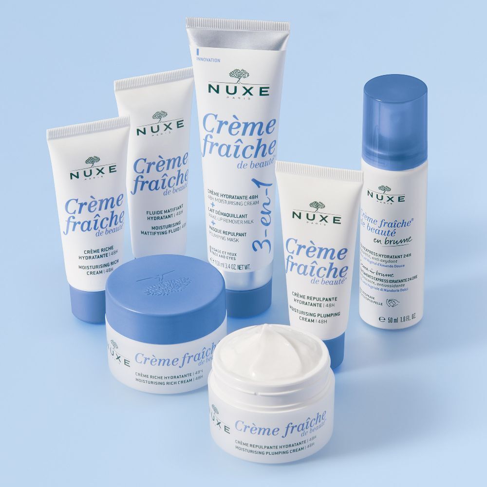 Verschiedene NUXE Produkte: Cremes, Tuben, Sprays. Hauptsächlich weiß mit blauen Deckeln und Schriftzügen.
