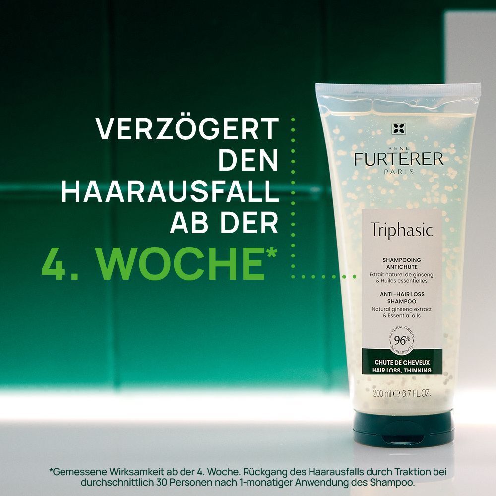 TRIPHASIC Shampoo-Tube. Text: Verzögert den Haarausfall ab der 4. Woche. Marke: René Furterer Paris. Grün-weißer Hintergrund.