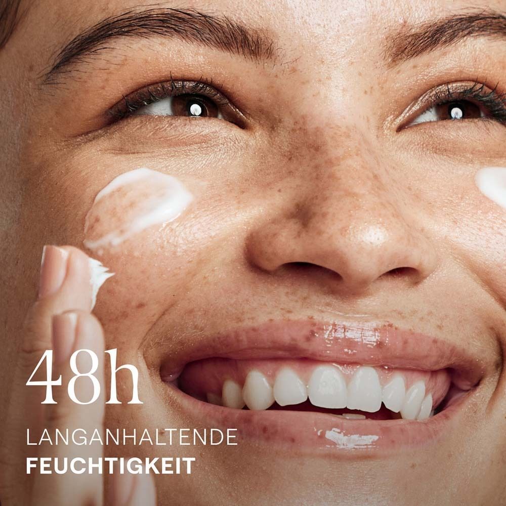 Nahaufnahme eines Gesichts. Creme-Gel wird aufgetragen. Text: 48h langanhaltende Feuchtigkeit.