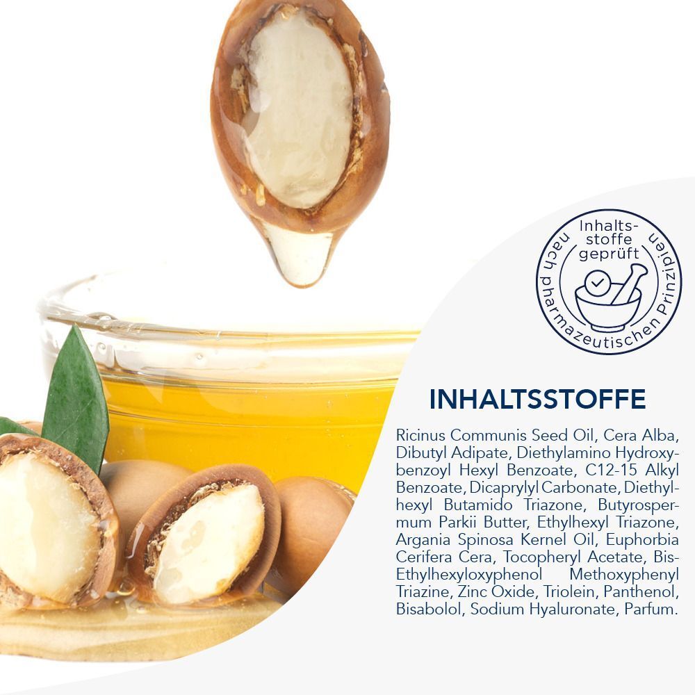 Nahaufnahme von Arganöl und Zutaten. Inhaltsstoffe-Liste und Apotheken-Qualitätssiegel.