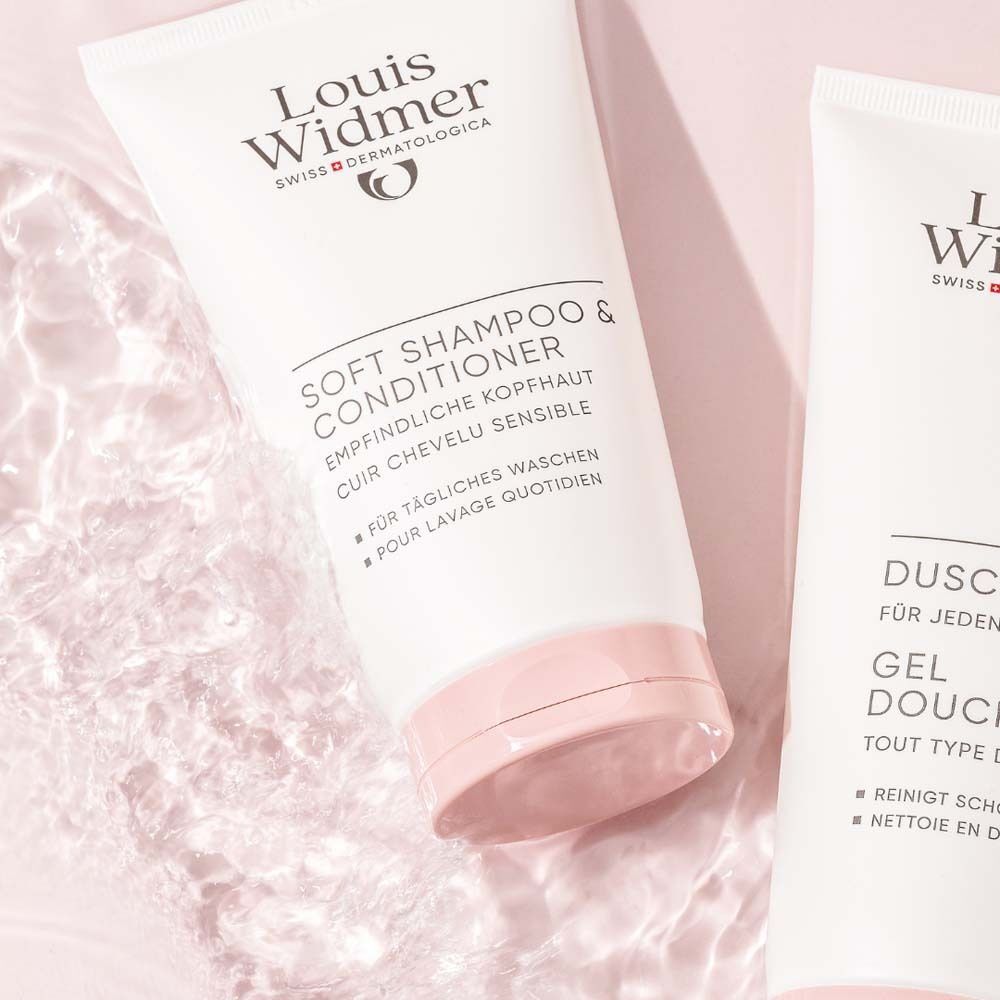 Zwei Tuben Shampoo & Conditioner. Weiß, mit rosa Verschluss. Im Wasser. Schriftzug: Louis Widmer, Soft Shampoo & Conditioner, für empfindliche Kopfhaut.