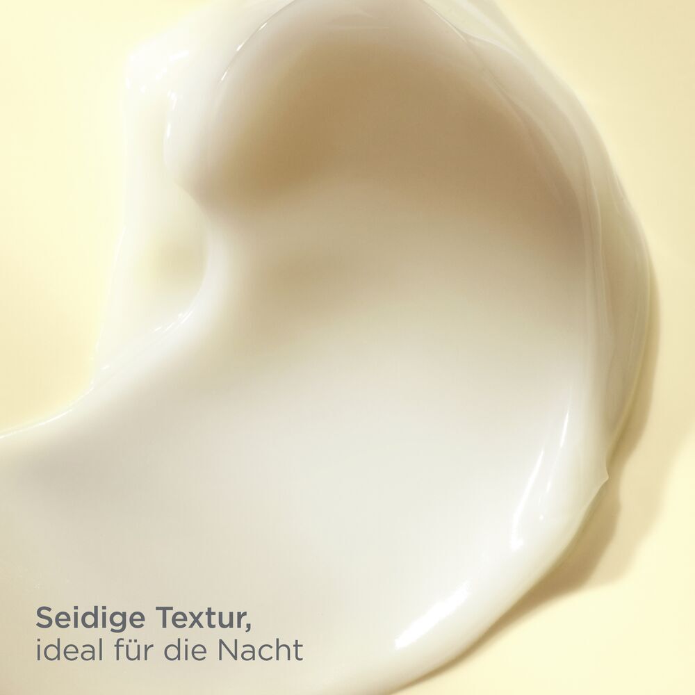 Nahaufnahme einer Creme. Text: Seidige Textur, ideal für die Nacht.