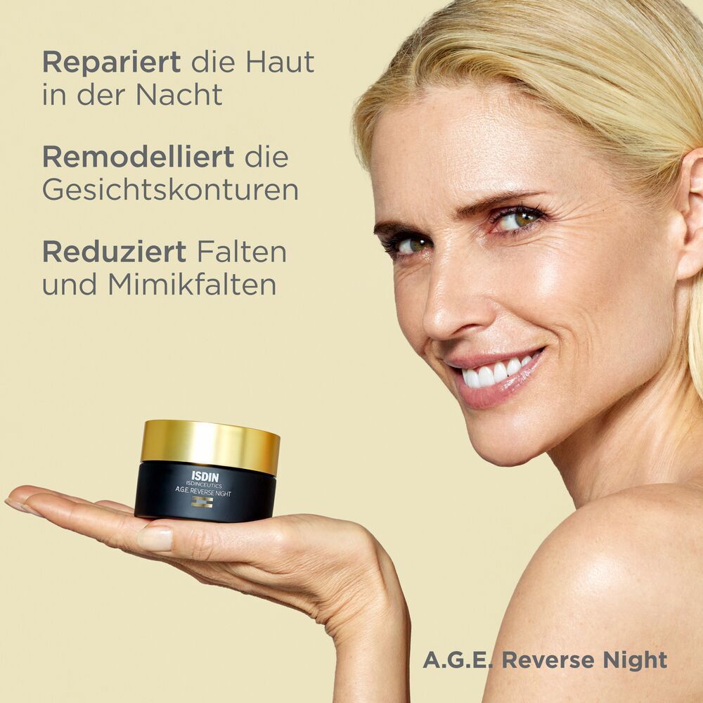 Eine Frau hält einen Tiegel. Text: Repariert die Haut, remodelliert Gesichtskonturen, reduziert Falten.