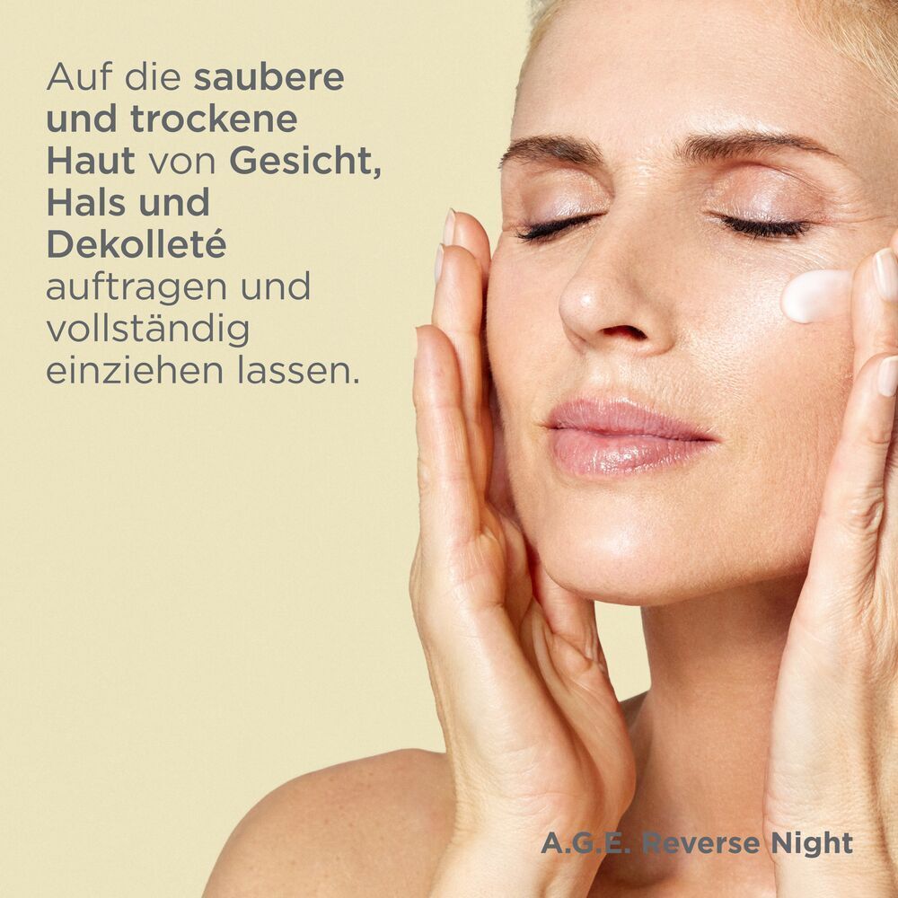 Eine Frau trägt Creme auf. Text: Auf Gesicht, Hals und Dekolleté auftragen und einziehen lassen.