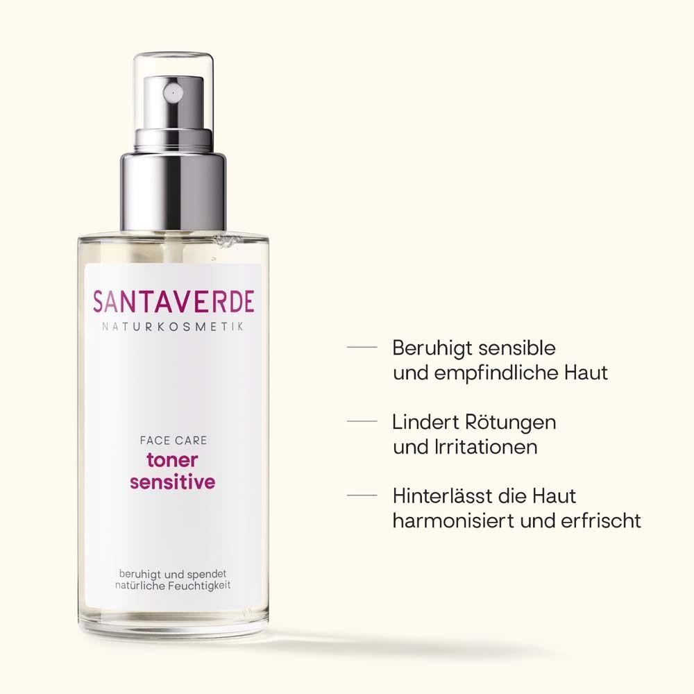 Eine Sprühflasche mit silbernem Verschluss. Aufschrift: SANTAVERDE, FACE CARE, toner sensitive. Text: Beruhigt, lindert, harmonisiert.