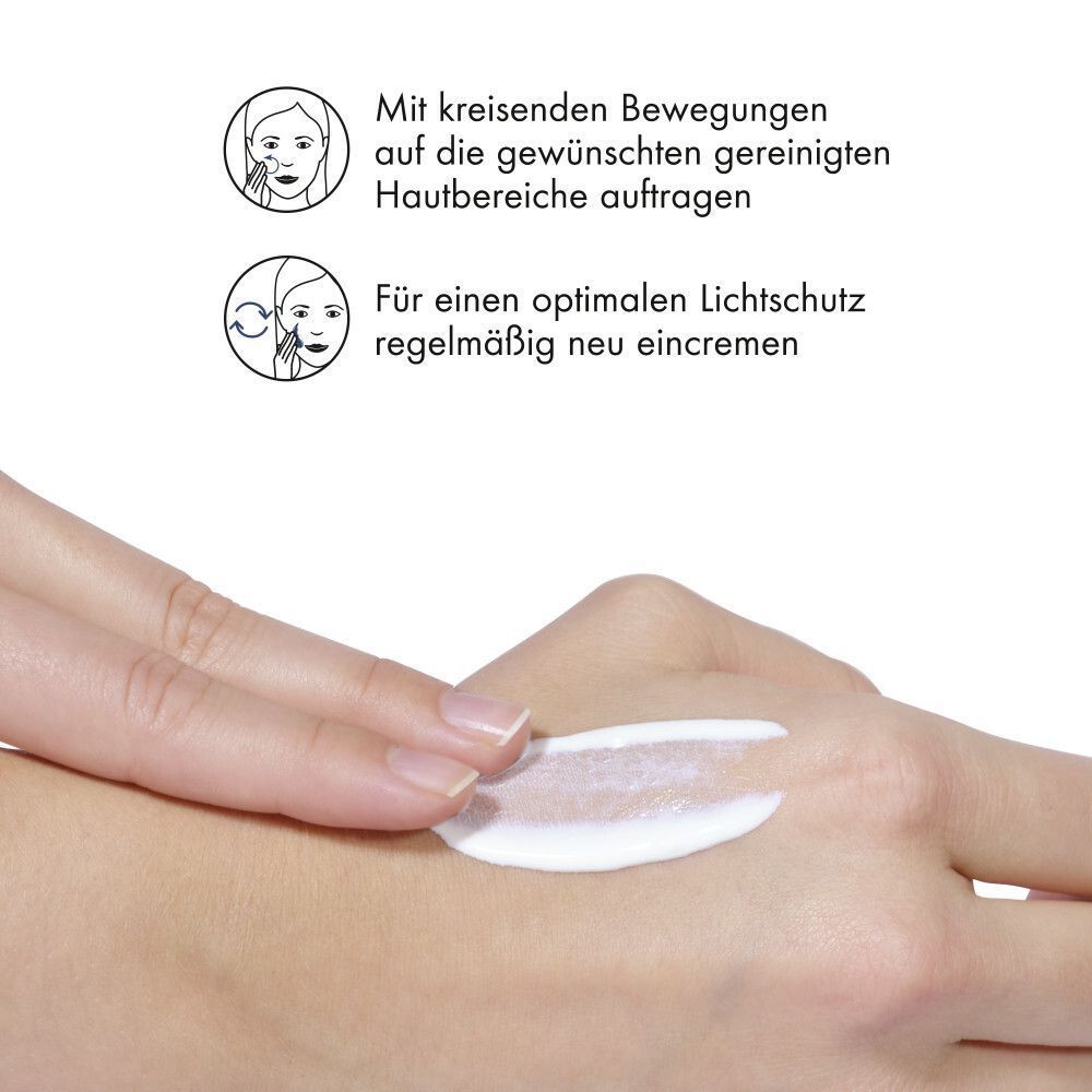 Hand mit Creme. Anweisungen: Mit kreisenden Bewegungen auftragen und regelmäßig erneuern.