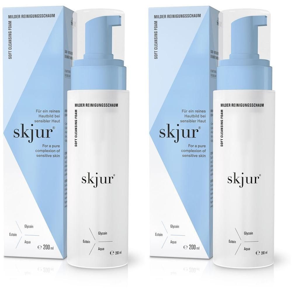 Zwei Flaschen Reinigungsschaum mit blauen Pumpköpfen und Verpackungen. Aufschrift: skjur, milder Reinigungsschaum, e 200 ml.