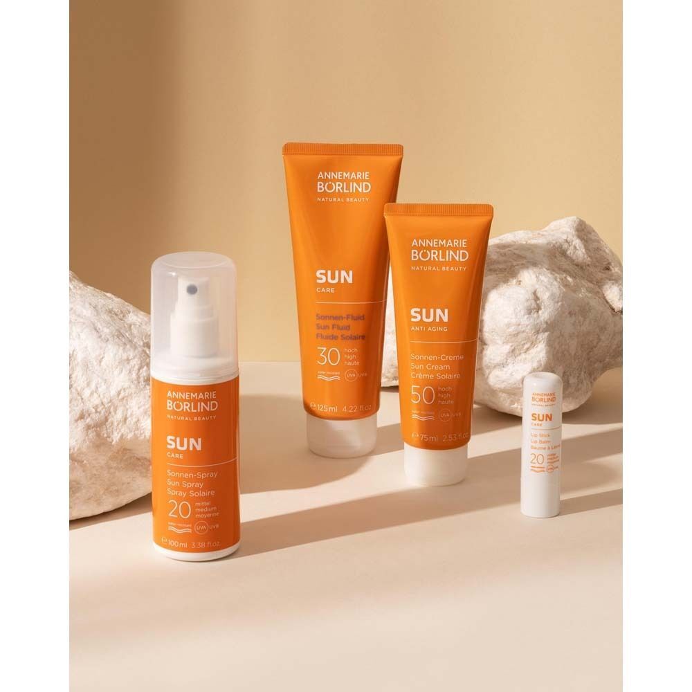 ANNEMARIE BÖRLIND SUN CARE Lippenstift LSF 20 neben Sonnencremes und Sonnenspray.