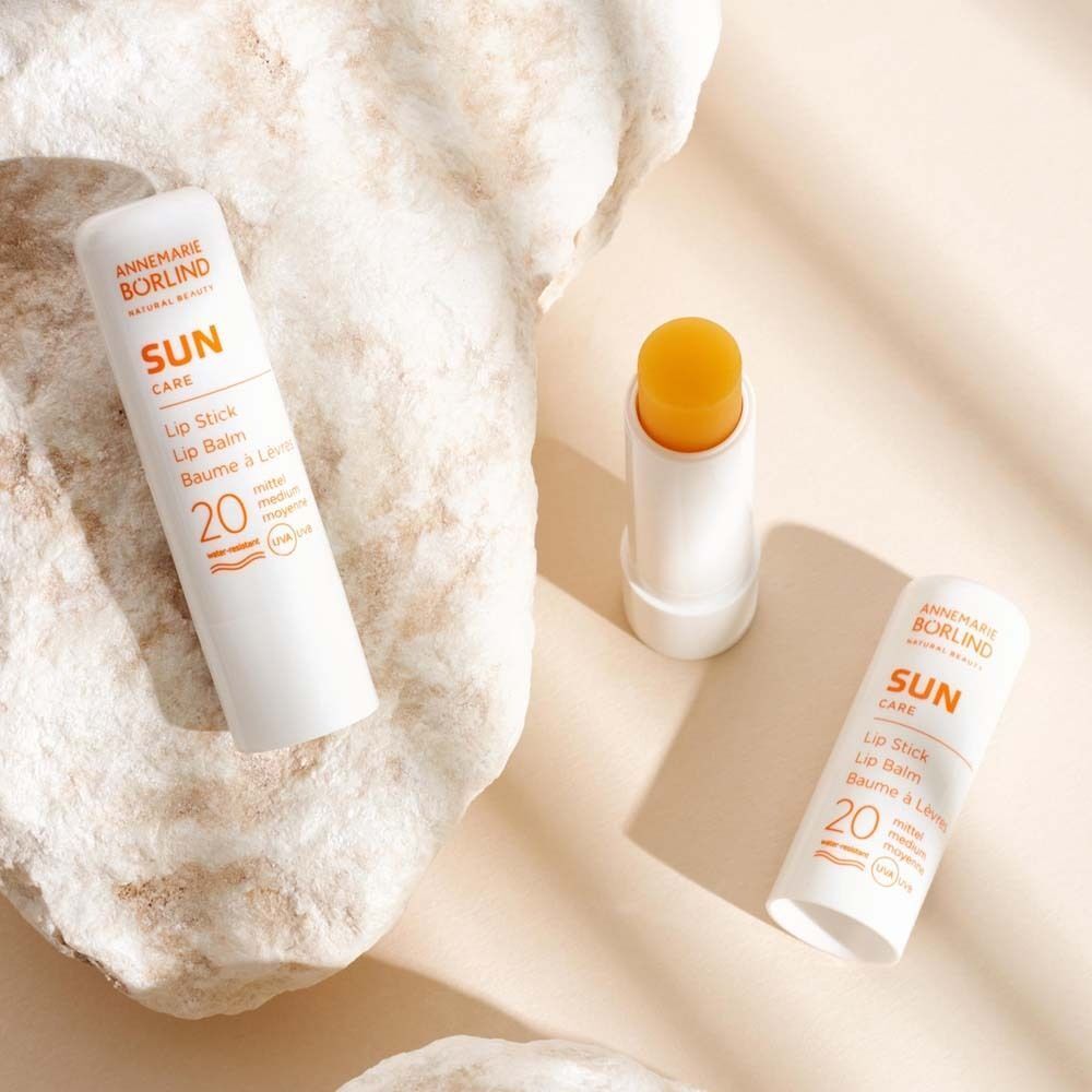 ANNEMARIE BÖRLIND SUN CARE Lippenstift LSF 20, einer geöffnet, neben einem weiteren.
