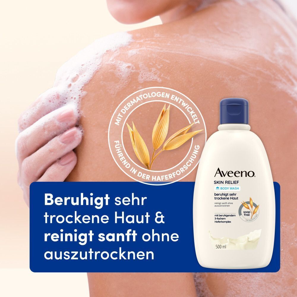 Eine Flasche AVEENO Skin Relief Duschgel, weiß mit blauem Deckel, neben einer Person, die sich mit Schaum wäscht. Text: Beruhigt sehr trockene Haut.