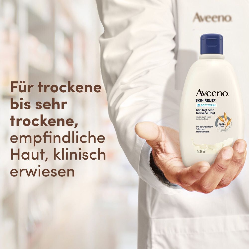 Eine Person hält eine Flasche AVEENO Skin Relief Duschgel. Text: Für trockene bis sehr trockene, empfindliche Haut, klinisch erwiesen.