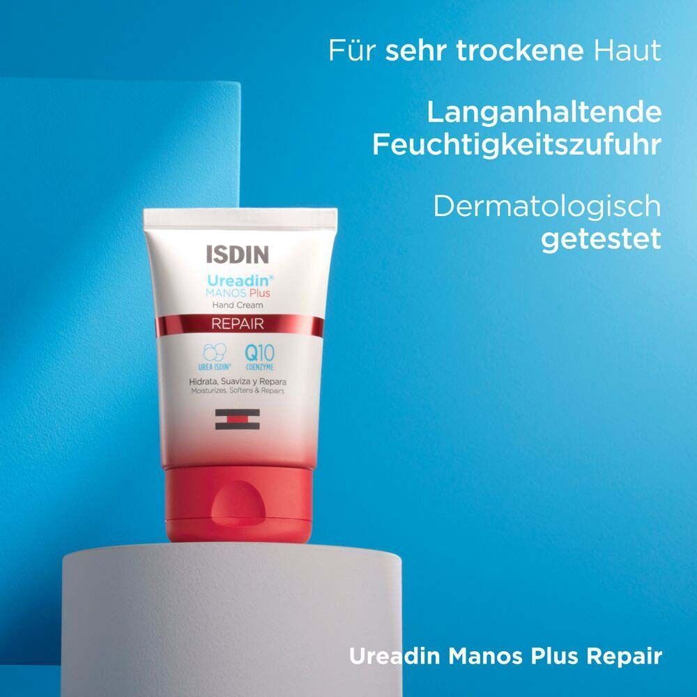 ISDIN Ureadin MANOS Plus Handcreme-Tube auf Sockel. Weiß-rote Tube mit Produktnamen und Inhaltsstoffen. Blauer Hintergrund.