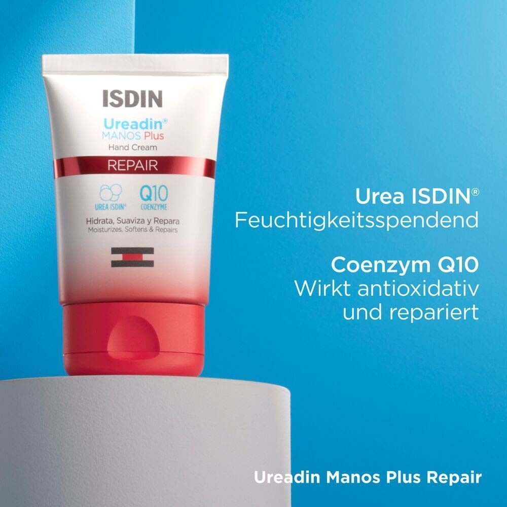 ISDIN Ureadin MANOS Plus Handcreme-Tube auf Sockel. Weiß-rote Tube mit Produktnamen und Inhaltsstoffen. Blauer Hintergrund.