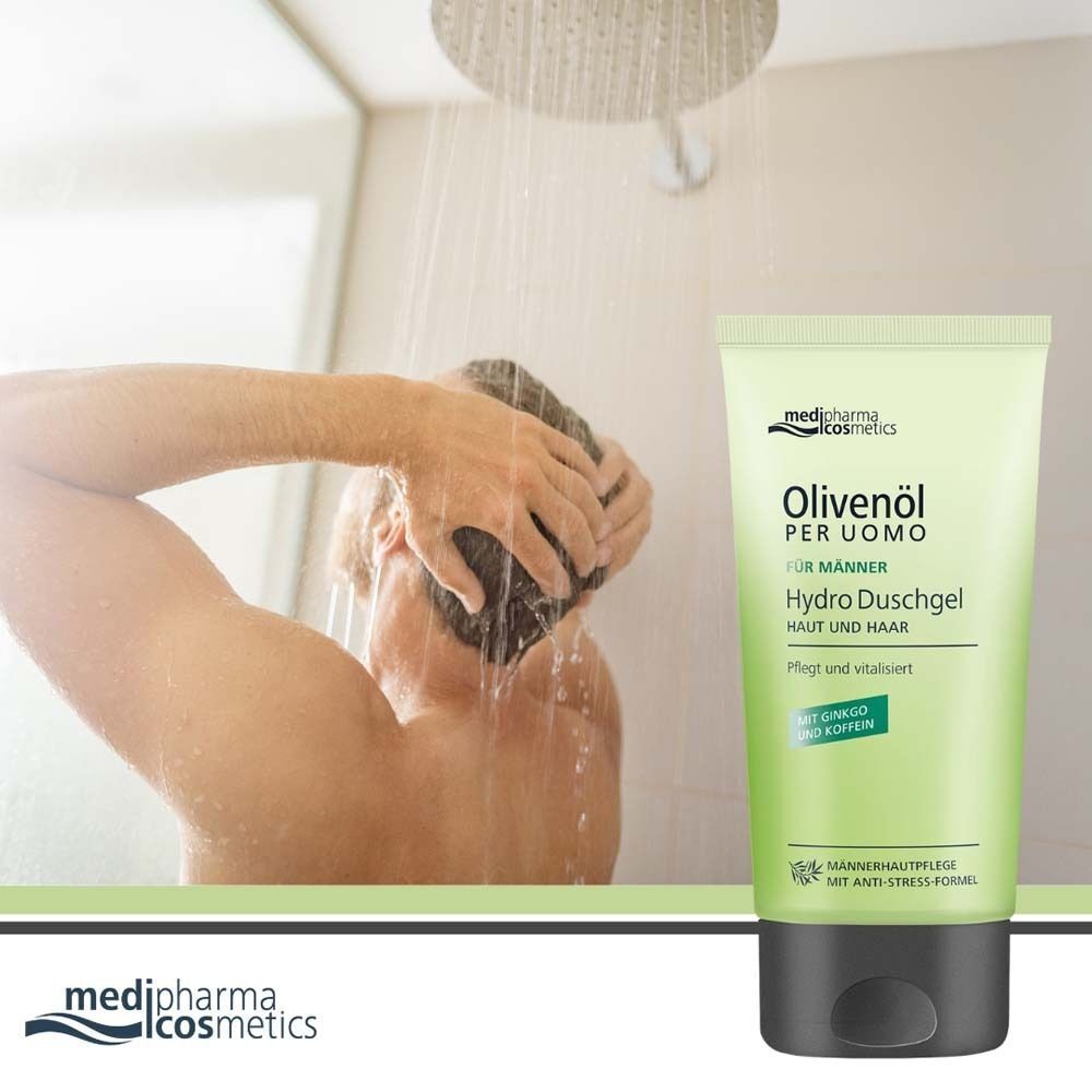 Mann duscht unter der Dusche. Rechts eine Tube Olivenöl PER Uomo Hydro Duschgel. Hellgrüne Tube mit schwarzem Verschluss. Text: medi-pharma cosmetics.