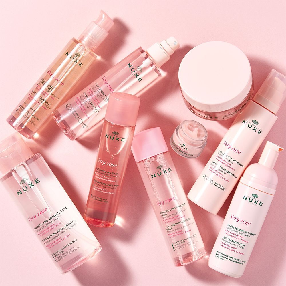 Verschiedene NUXE-Produkte auf rosa Untergrund. Darunter Lippenbalsam, Reinigungsschaum und Mizellenwasser.