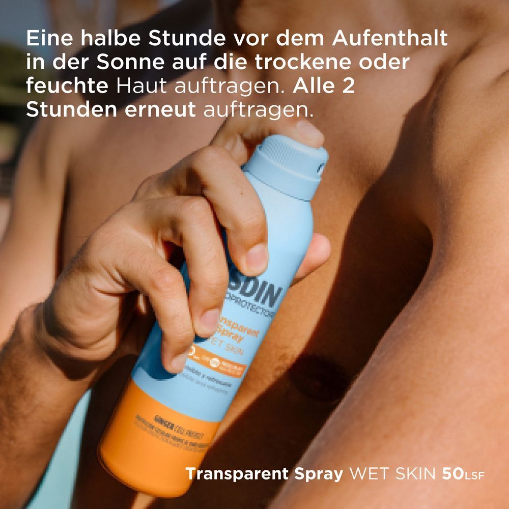 Mann sprüht ISDIN Fotoprotector Wet Skin Transpar. Spray LSF 50 auf seinen Arm. Hellblaue Flasche mit orangefarbenem Boden. LSF 50.
