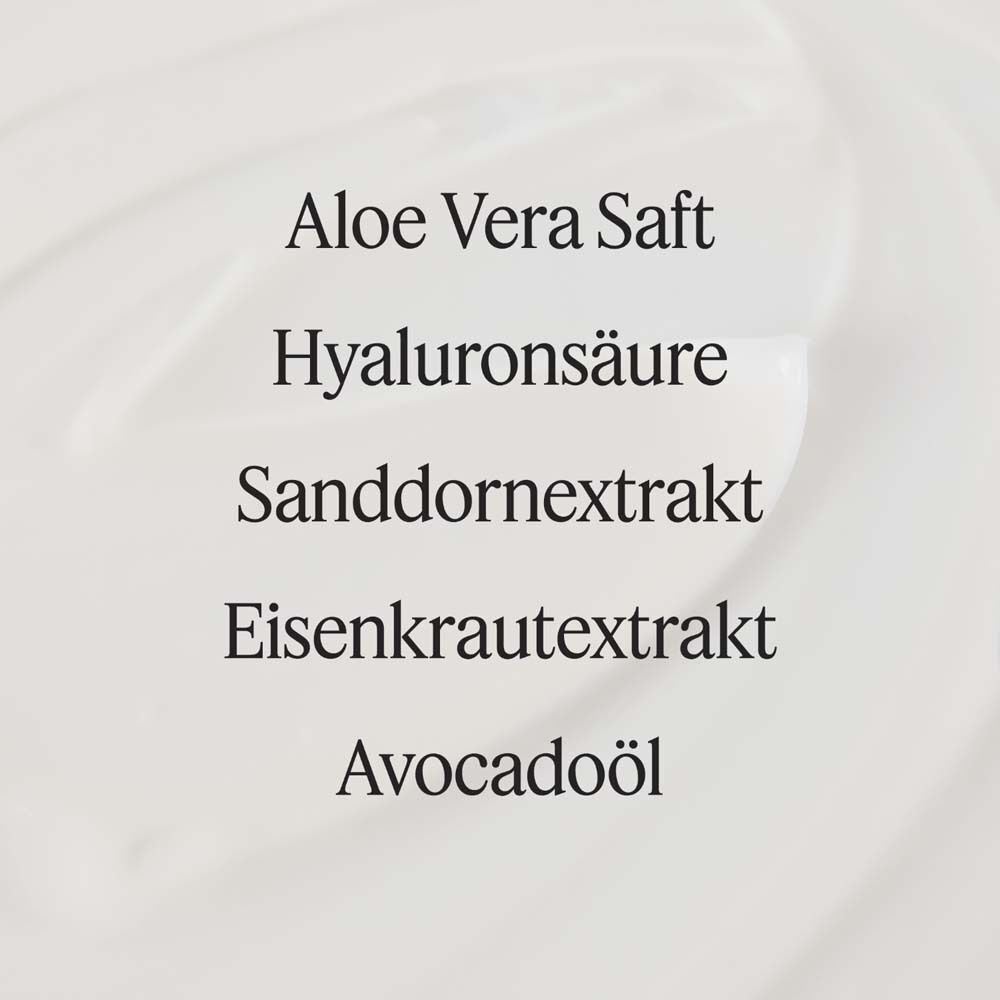 Nahaufnahme von Creme. Text: Aloe Vera Saft, Hyaluronsäure, Sanddornextrakt, Eisenkrautextrakt, Avocadoöl.