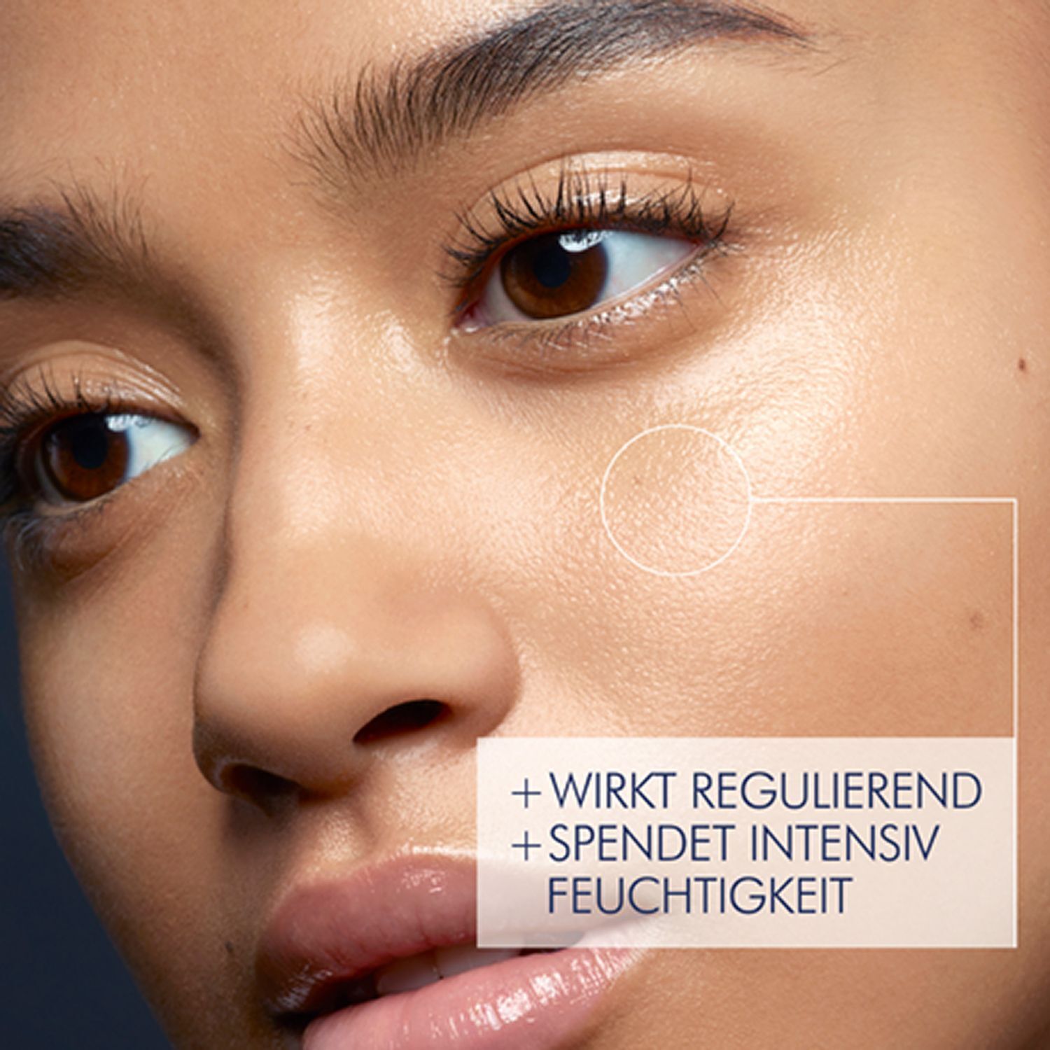 Nahaufnahme eines Gesichts. Text: + WIRKT REGULIEREND + SPENDET INTENSIV FEUCHTIGKEIT. Haut mit hervorgehobenen Bereichen.