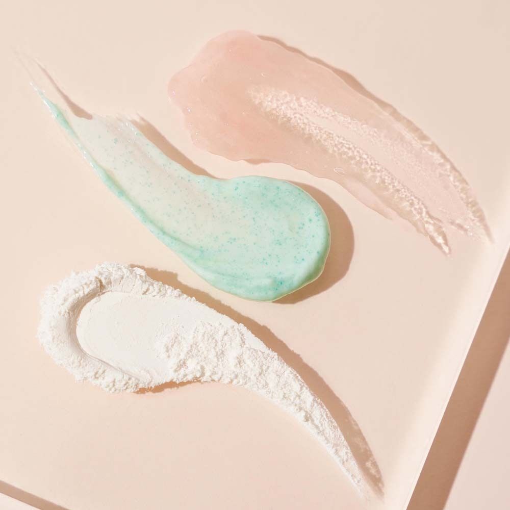Drei Texturproben: weißes Pulver, mintgrünes Peeling, durchscheinendes rosa Gel.