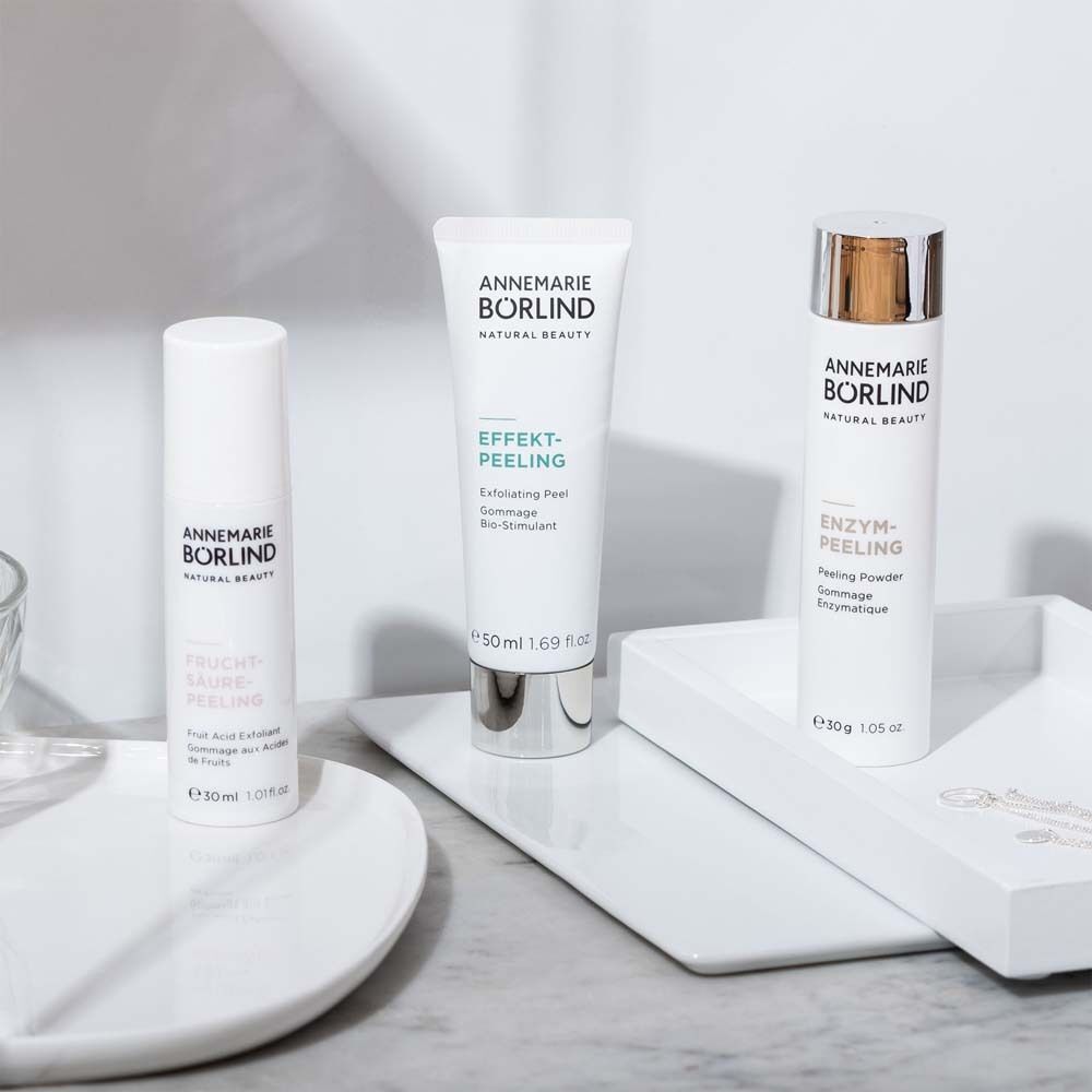 Drei ANNEMARIE BÖRLIND Hautpflegeprodukte: Peeling-Spender, Effek-Peeling Tube, Enzym-Peeling Dose.