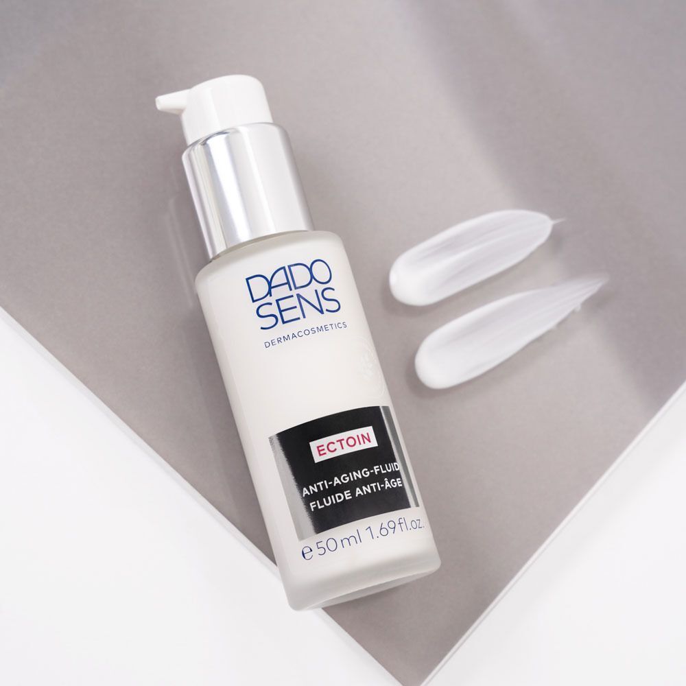 DADO SENS ECOTIN Anti-Aging-Fluid Flasche mit zwei Cremeproben.