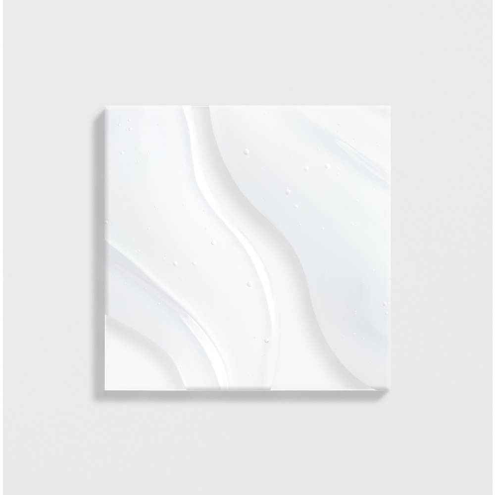 Nahaufnahme von weißem Gel auf weißem Untergrund. Wellenförmige Textur mit kleinen Bläschen.
