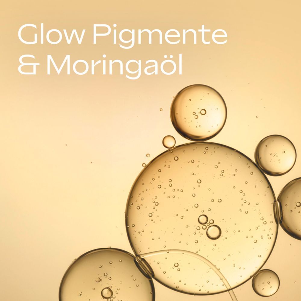 Nahaufnahme von Flüssigkeitstropfen. Text: Glow Pigmente & Moringaöl. Goldfarbener Hintergrund.