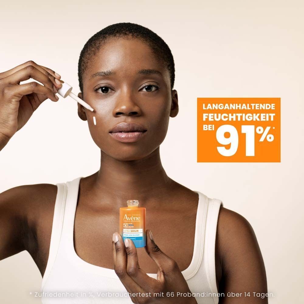 Frau mit AVENE Ultra Serum SPF 50+. Text: Langanhaltende Feuchtigkeit bei 91%. Flasche mit Pipette.