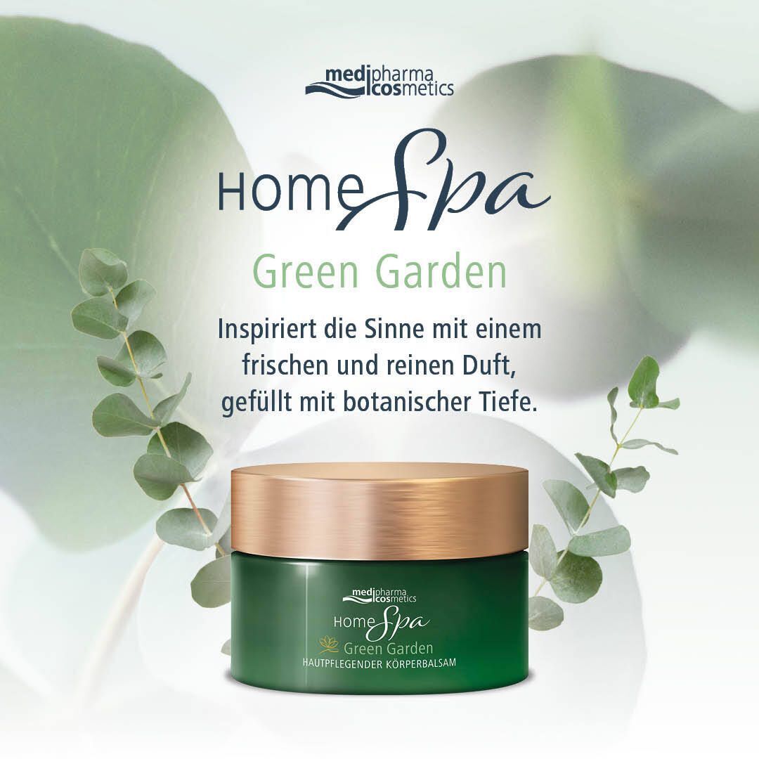 Grüner Tiegel mit goldfarbenem Deckel. Aufschrift: Home Spa Green Garden Körperbalsam. Marke: medipharma cosmetics. Eukalyptuszweige im Hintergrund.
