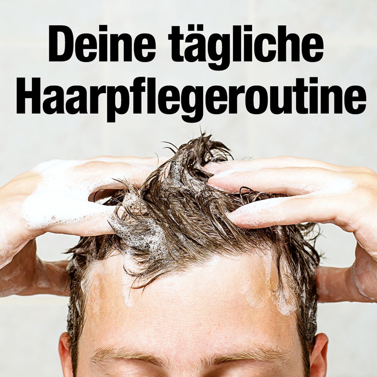 Hände waschen Haare mit Schaum. Text: Deine tägliche Haarpflege-Routine.