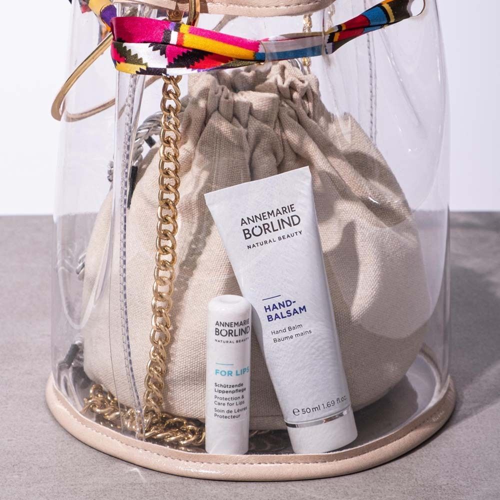 Lippenpflege-Stift und Handbalsam von ANNEMARIE BÖRLIND in einer transparenten Tasche.