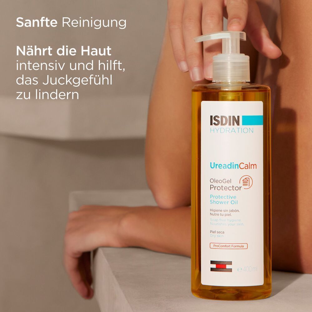 ISDIN Ureadin Calm Duschöl neben einer Person. Text: Sanfte Reinigung. Nährt die Haut intensiv und hilft, das Juckgefühl zu lindern.