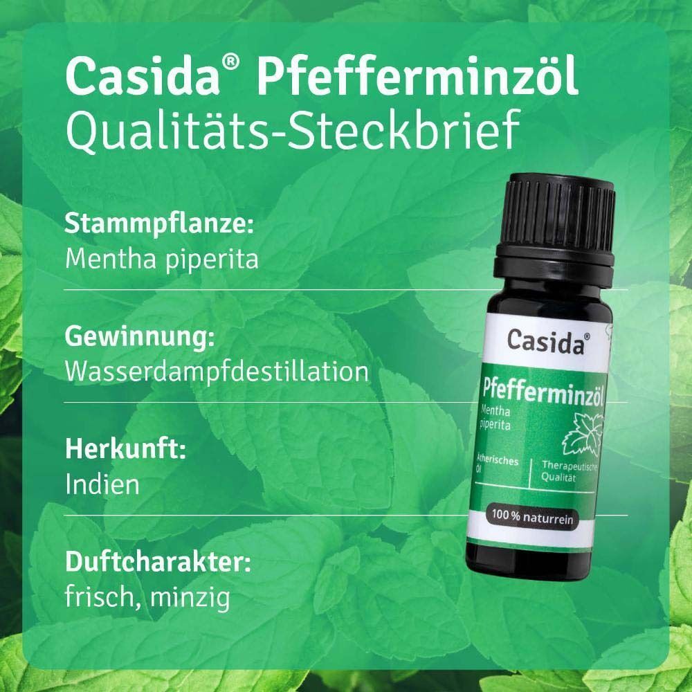 Flasche Casida® Pfefferminzöl. Grüne Etiketten mit Informationen. Hintergrund mit Blättern. Text: Qualitäs-Steckbrief.