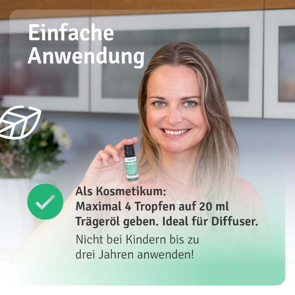 Frau hält Flasche Casida® Pfefferminzöl. Text: Einfache Anwendung. Als Kosmetikum: Maximal 4 Tropfen auf 20 ml Trägeröl geben.