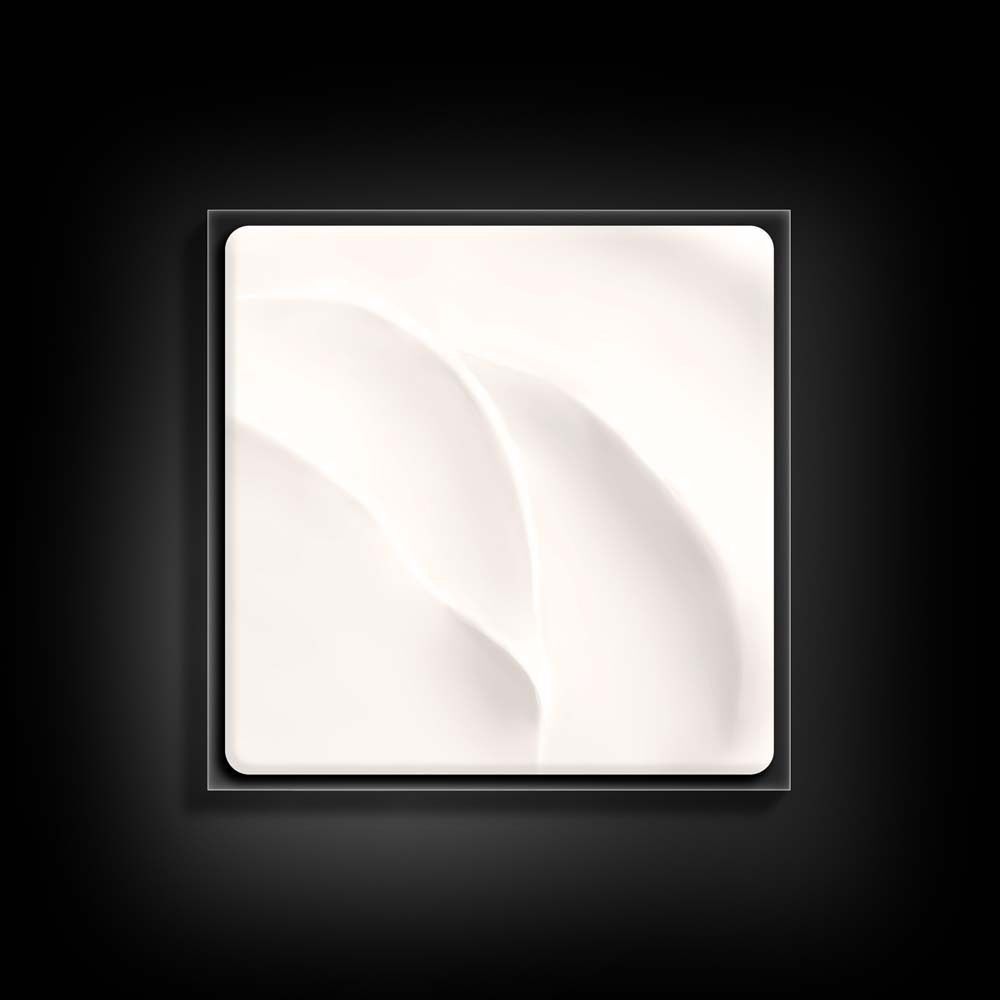 Quadratische Dose mit weißer Creme. Creme mit gewellter Textur.