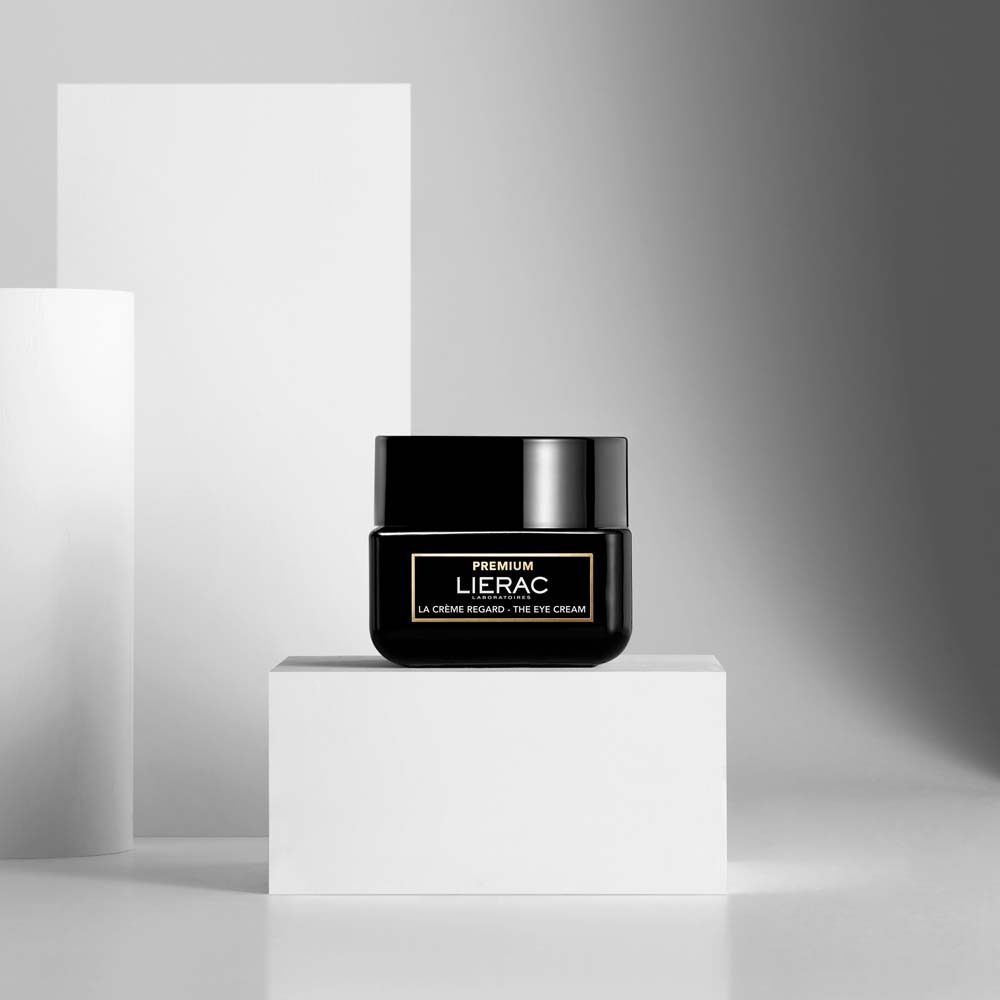 Schwarzer Tiegel auf weißem Podest. Aufschrift: LIERAC, LA CRÈME REGARD - THE EYE CREAM.