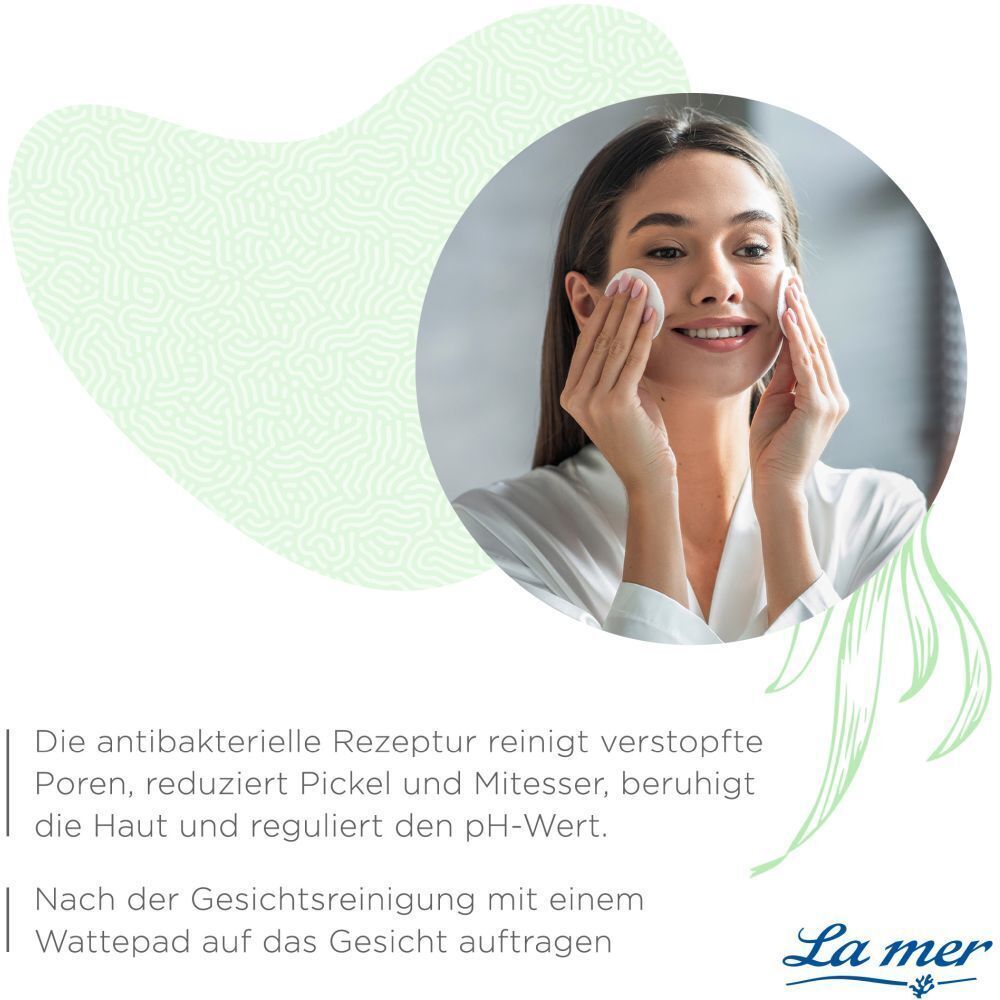 Frau verwendet Wattepads. Text: Die antibakterielle Rezeptur reinigt Poren, reduziert Pickel und Mitesser, beruhigt die Haut und reguliert den pH-Wert.